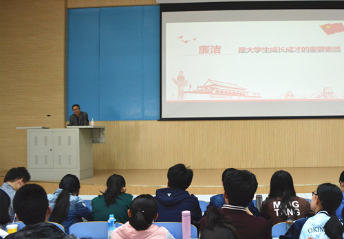 张伟为员工讲授《廉洁是老员工成长成才的重要素质》课程  摄影 李博一