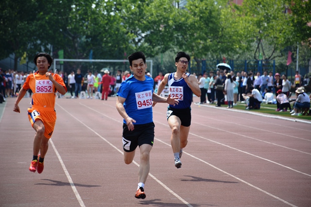 教工男子丙组100米 魏孟吉摄影