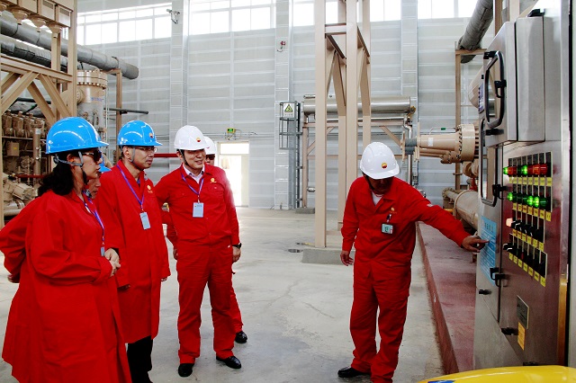 参观苏里格气田第五净化厂 赵明超摄影