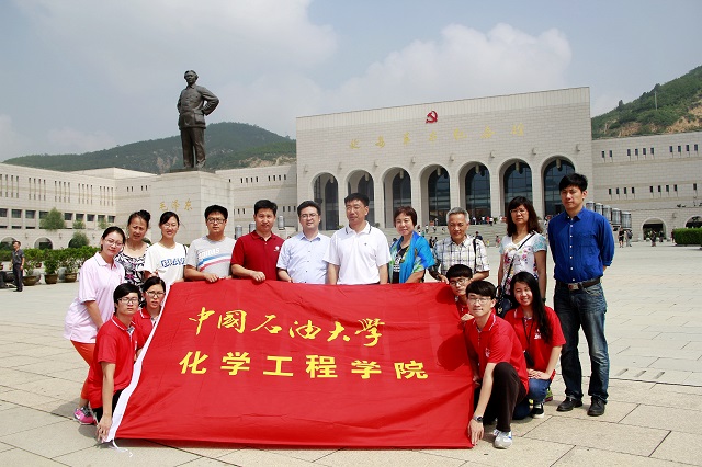 实践队在延安革命纪念馆前合影 赵明超摄影