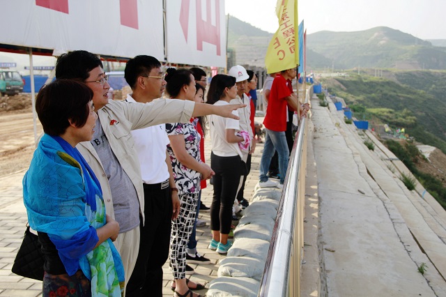 参观延安化工能源基地 赵明超摄影