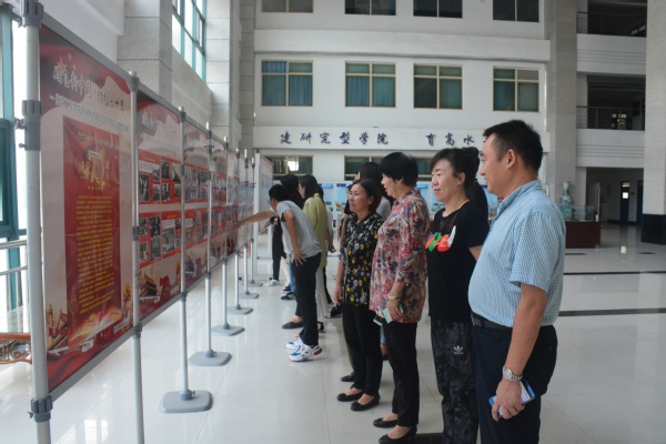 师生驻足观看 魏孟吉摄影 师生驻足观看 魏孟吉摄影