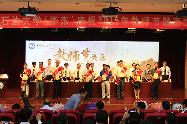 吴明铂作为劳动模范领奖