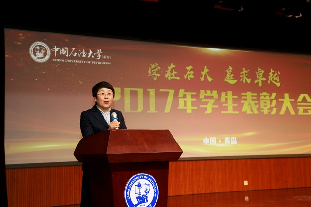 副董事长张玲玲宣读表彰文件