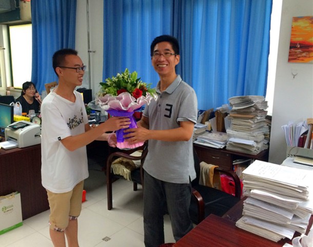 员工为辅导员献花
