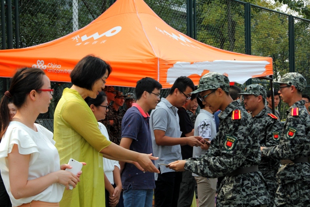 军训员工向老师赠送贺卡