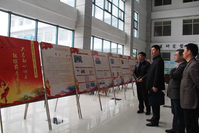  威廉希尔官网党委组织部副部长高广学参观图文展 魏孟吉摄影