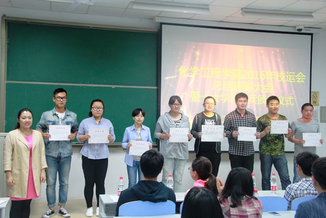 老师与获奖员工合影 王玉娟摄影