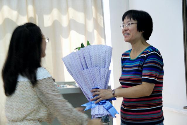 员工为张予辉老师献花