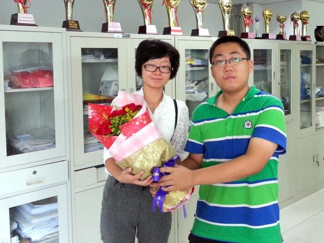 员工为辅导员老师献花