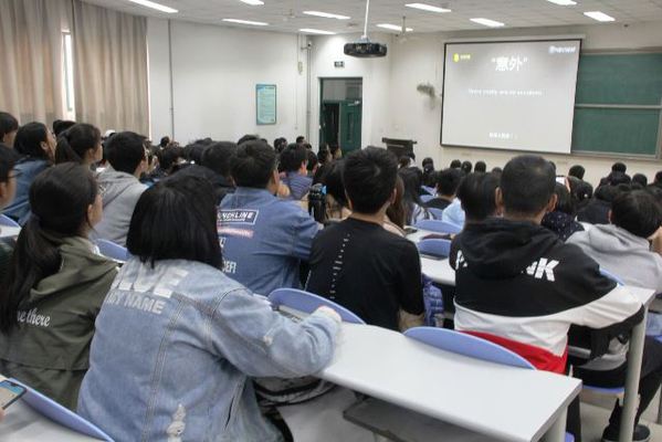 观看安全警示视频 韩宇健摄影