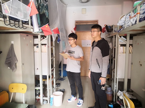 2018级开展卫生安全排查  葛运通摄影