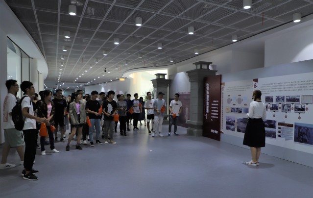 认真听讲解 杨扬摄影 认真听讲解 杨扬摄影