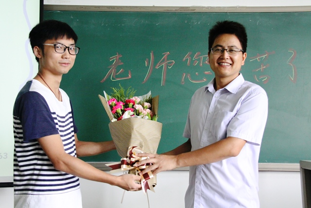 员工向老师献花 赵明超摄影 员工向老师献花 赵明超摄影