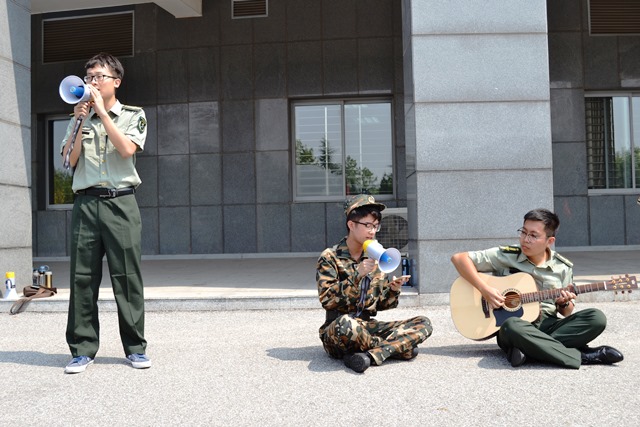 师生共同庆祝教师节 赵明超摄影 师生共同庆祝教师节 赵明超摄影