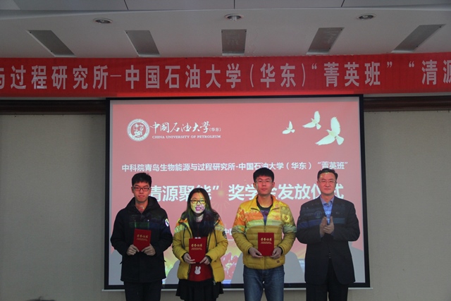 刘华东副董事长为二等奖员工颁奖 湛文健摄影