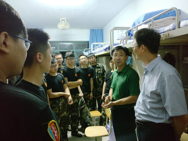 党委书记冯宝鹏看望2017级新生 魏孟吉摄影 党委书记冯宝鹏看望2017级新生 魏孟吉摄影