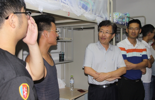 赵朝成经理看望新生 宋雨柔摄影 赵朝成经理看望新生 宋雨柔摄影