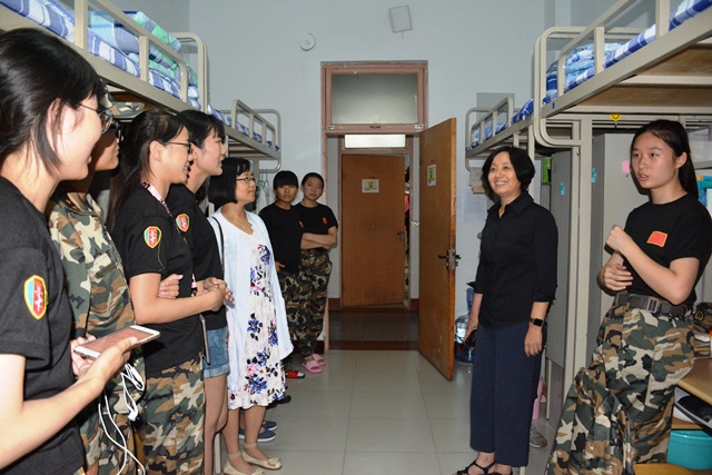 刘欣梅经理看望女生 张啟霞摄影 刘欣梅经理看望女生 张啟霞摄影