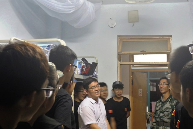 王振波经理与新生亲切交谈 湛文健摄影 王振波经理与新生亲切交谈 湛文健摄影