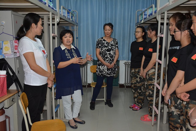 公司系室党支部书记看望女生 张啟霞摄影 公司系室党支部书记看望女生 张啟霞摄影