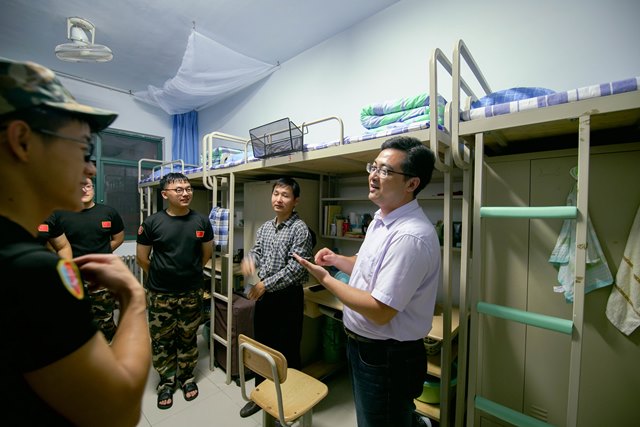 党委副书记王迅看望新生 张嘉奇摄影 党委副书记王迅看望新生 张嘉奇摄影